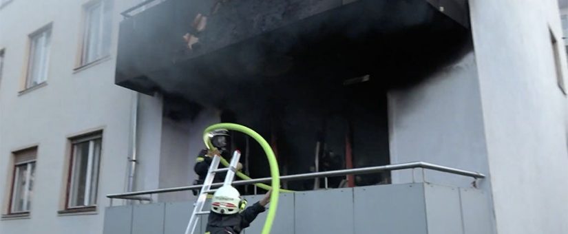 Feuerwehren bekämpfen massiven Wohnungsbrand in St. Pölten
