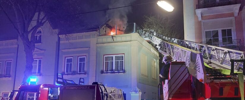 St. Pöltner Feuerwehren retten 4 Personen aus Wohnhaus, 1 Person verstorben
