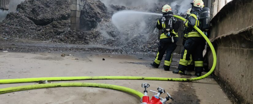Brand in Abfallbehandlungsanlage fordert St. Pöltener Feuerwehr