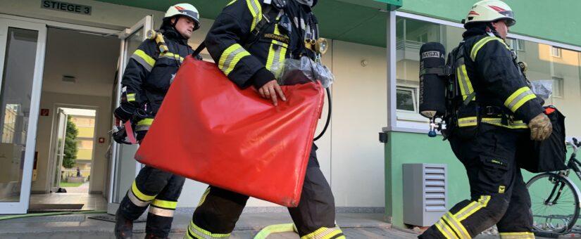 Brand eines Balkons in St. Pölten – Feuerwehren helfen rasch