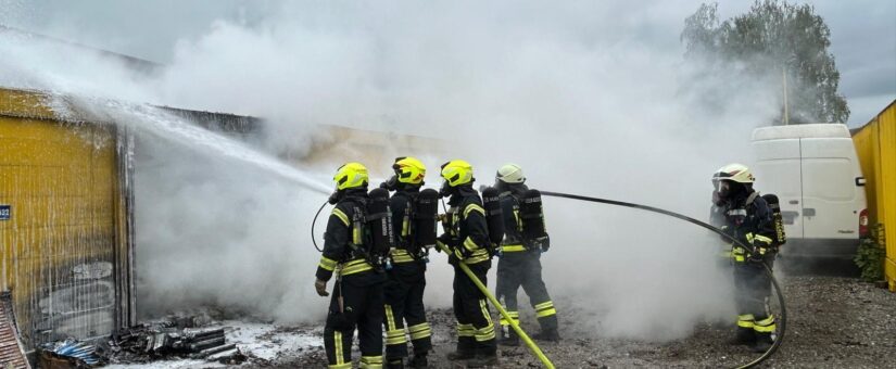 Lagercontainer voller Akkus in Vollbrand: Herkulesaufgabe für Feuerwehrkräfte