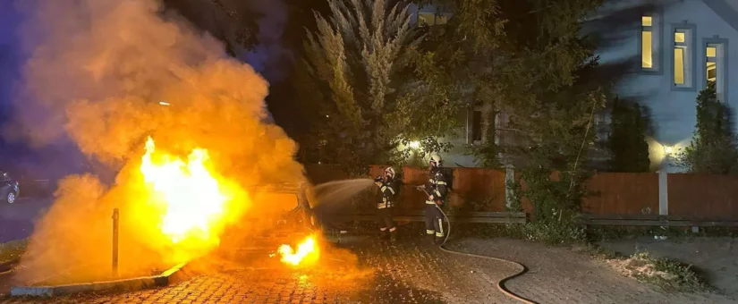 Vollbrand eines PKW auf Parkplatz gegenüber der Prandtauerhalle: Gefahr des Flammenüberschlags auf Wohnhaus gebannt