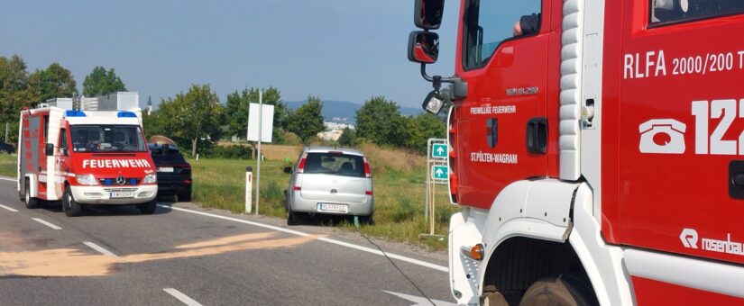 Fahrzeugbergung nach Verkehrsunfall: PKW im Straßengraben