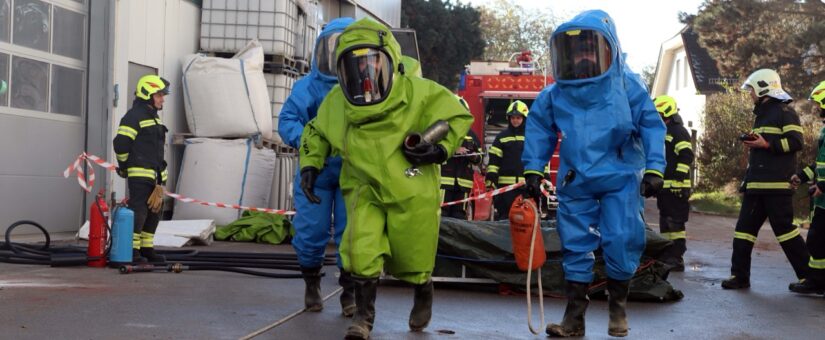 Bezirksschadstoffübung – Horror-Szenario für Feuerwehr-Spezialisten: Brand, freigesetztes Chlorgas, unbekannte giftige Stoffe, verschüttete und verletzte Personen . . .