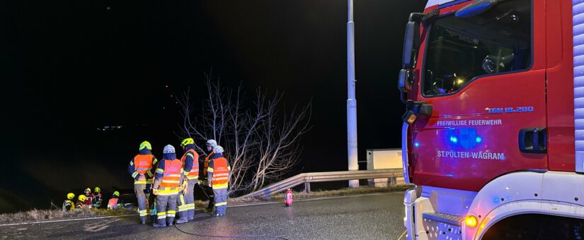 Erster Einsatz des Jahres: Nächtlicher PKW-Unfall auf der B1