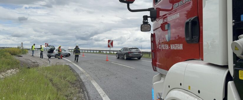FF St. Pölten-Wagram kann Motoröl nach Verkehrsunfall rechtzeitig binden