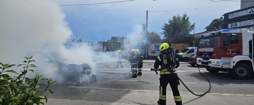 Fahrzeugbrand sorgt für Verkehrsbehinderungen in St. Pölten-Wagram