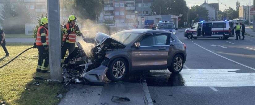 PKW prallt in St. Pölten-Wagram gegen Straßenmast