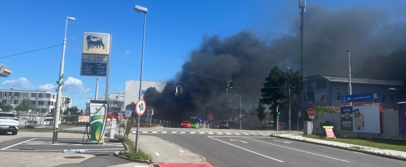 Schwarze Rauchsäule über St. Pölten – Brand auf Baustelle in Wagram
