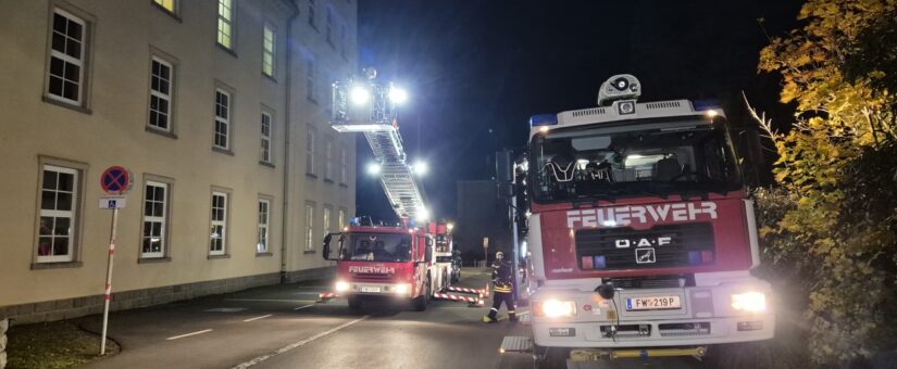 “Hurra, die Schule brennt!” – Einsatzübung der Feuerwehren St. Pölten-Stadt und St. Pölten-Wagram