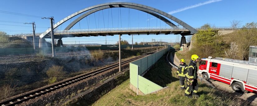 Weitläufiger Vegetationsbrand zur Rush-Hour legt Westbahnstrecke lahm
