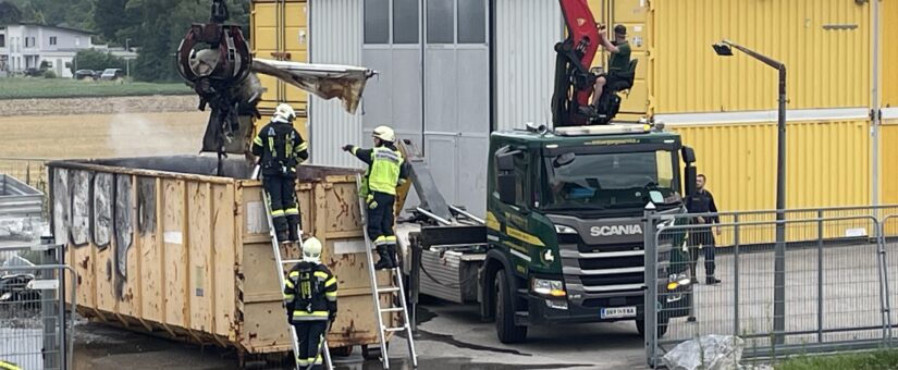 St. Pölten: Brennender Sperrmüll in Mulde sorgt für kurzfristigen FF-Großeinsatz